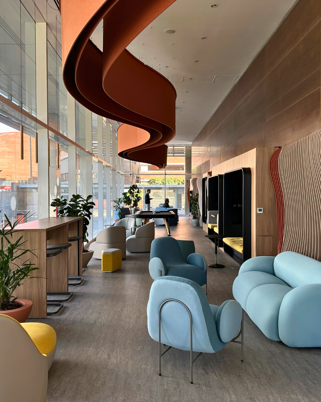 Cafetería corporativa equipada por Grassi en WTC Free Zone I